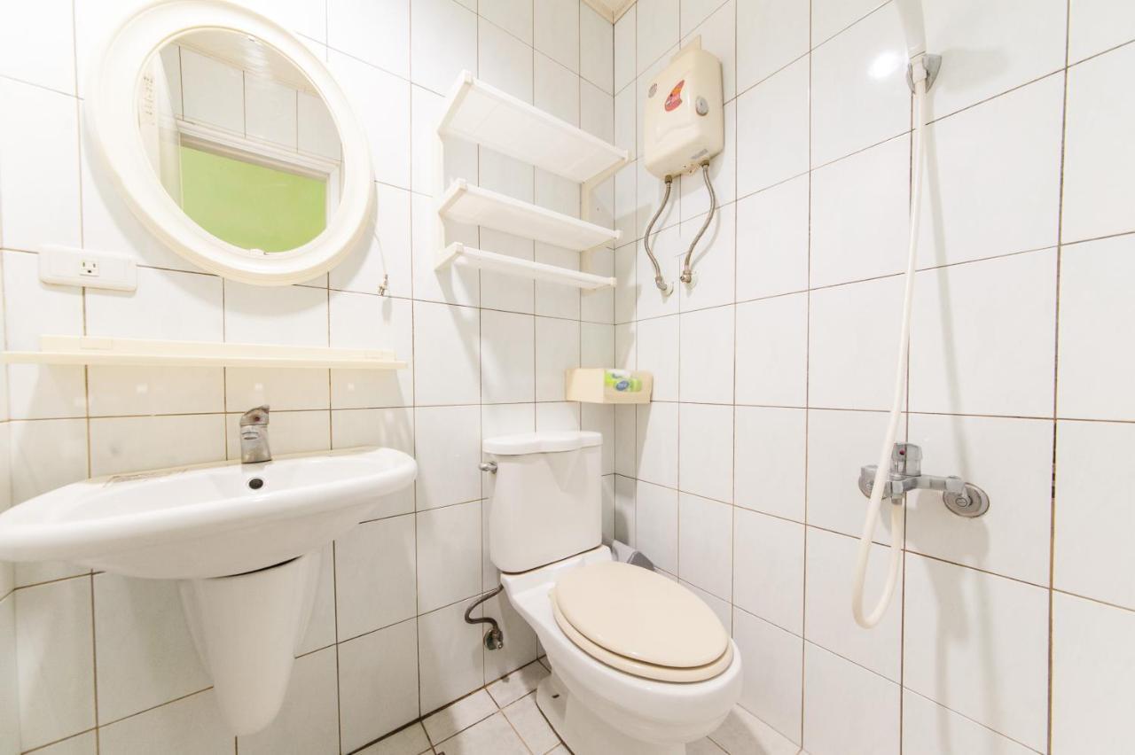 Fengjia Qing Su Homestay Taichung Buitenkant foto